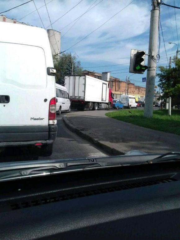 Через ДТП перед Центральним мостом зупинились трамваї та виникла «тянучка», фото №4 на сайті 20minut.ua