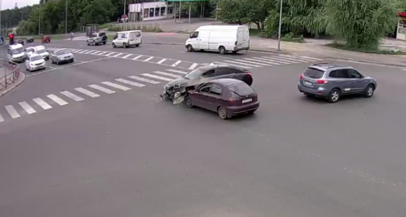 Вінниця 10 липня: діти на даху, ДТП на Соборній та Юності, фото №1 на сайті 20minut.ua