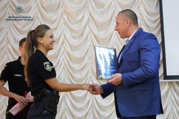 Новини Хмельницького - фото з Хмельницьких патрульних відзначили подяками за майстерність Хмельницьких патрульних відзначили подяками за майстерність, фото №3 на сайті vsim.ua