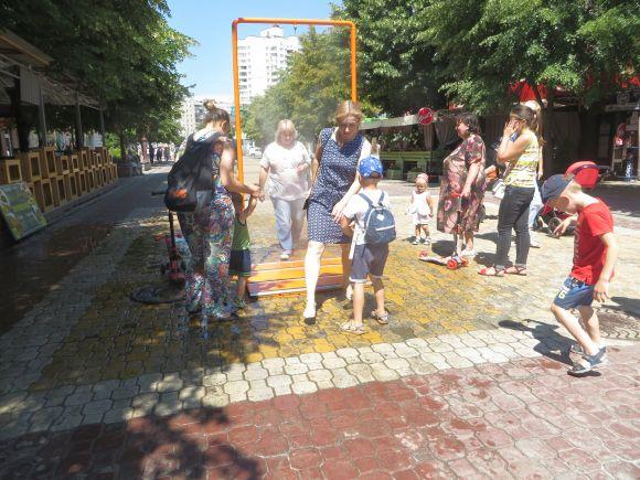 Новини Хмельницького - фото з Хто встановив "водяну арку" на Проскурівській і як вона працює Хто встановив "водяну арку" на Проскурівській і як вона працює, фото №2 на сайті vsim.ua