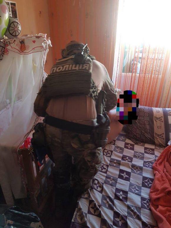 На Житомирщині затримали педофіла за сексуальні збочення з власною однорічною донькою, фото №1 на сайті 20minut.ua