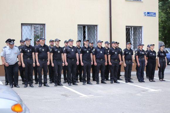 Новини Хмельницького - фото з Хмельницькі поліцейські отримали новенький Renault за понад пів мільйона гривень Хмельницькі поліцейські отримали новенький Renault за понад пів мільйона гривень, фото №1 на сайті vsim.ua