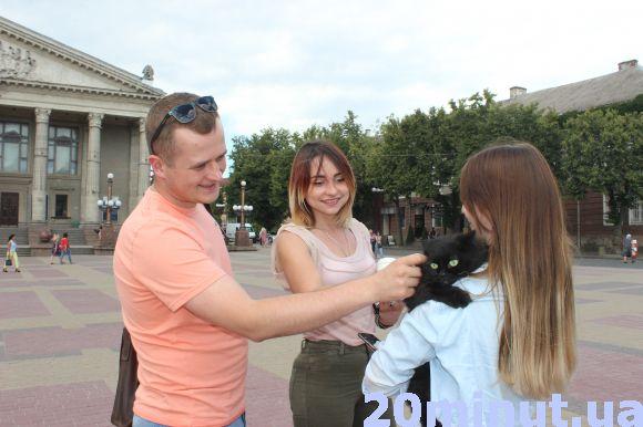 Новини Тернополя - фото з Фото з чорним котом у п'ятницю 13. Чи забобонні тернополяни? Фото з чорним котом у п'ятницю 13. Чи забобонні тернополяни?, фото №2 на сайті 20minut.ua