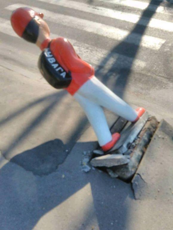 Новини Вінниці - фото з На Чехова похилилася фігура «помаранчевого хлопчика» На Чехова похилилася фігура «помаранчевого хлопчика», фото №3 на сайті 20minut.ua