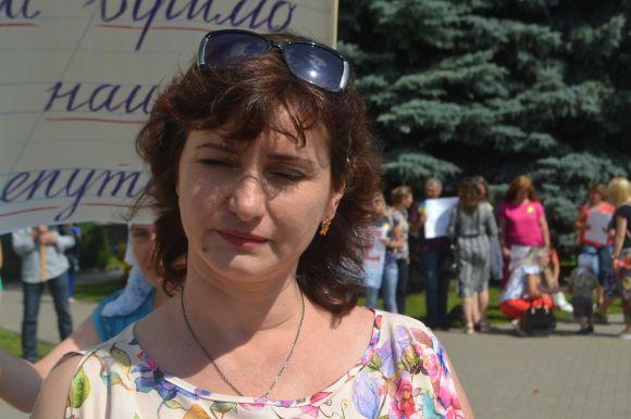 Мітинг під хмельницькою ОДА. Батьки та вчителі з Кам'янця просять не закривати 