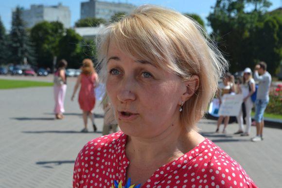 Мітинг під хмельницькою ОДА. Батьки та вчителі з Кам'янця просять не закривати 