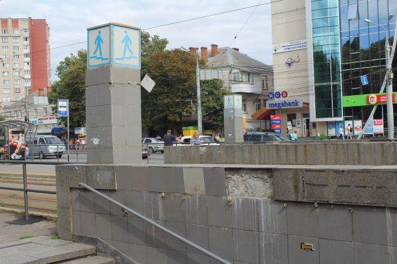 Новини Вінниці - фото з Перехід на Урожаї став «смердючою ямою». Що заважає ремонту? Перехід на Урожаї став «смердючою ямою». Що заважає ремонту?, фото №7 на сайті 20minut.ua