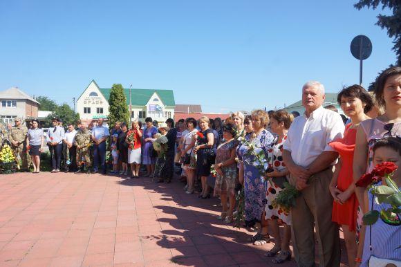 Новини Вінниці - фото з Пам’ятник спецназівцю Коваленку відкрили донька і побратими – У Бершаді вшанували Героя України Пам’ятник спецназівцю Коваленку відкрили донька і побратими – У Бершаді вшанували Героя України, фото №4 на сайті 20minut.ua