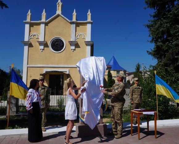 Новини Вінниці - фото з Пам’ятник спецназівцю Коваленку відкрили донька і побратими – У Бершаді вшанували Героя України Пам’ятник спецназівцю Коваленку відкрили донька і побратими – У Бершаді вшанували Героя України, фото №1 на сайті 20minut.ua