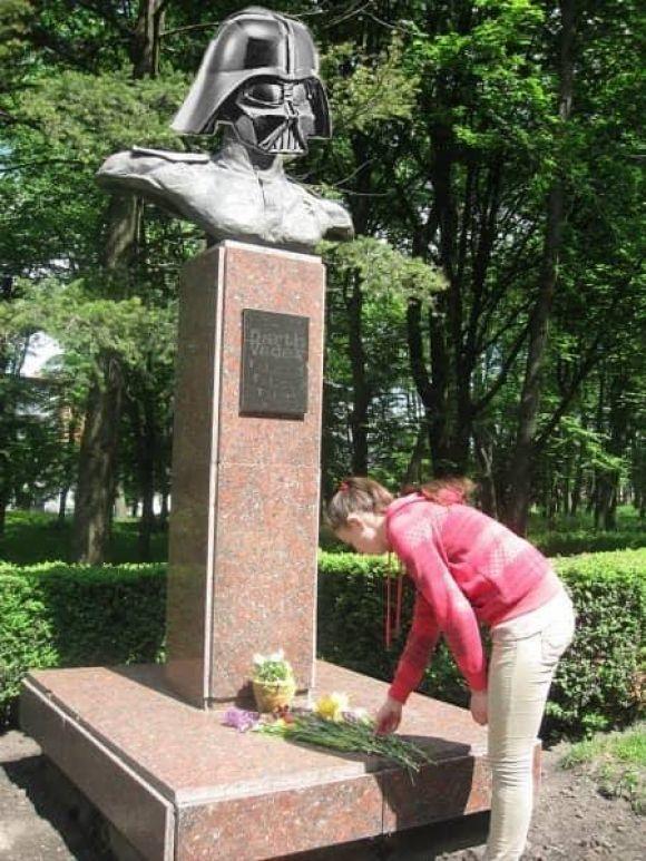 Новини Тернополя - фото з Ідея з пам'ятником Майстру Йоді у Тернополі викликала хвилю фотожаб у мережі Ідея з пам'ятником Майстру Йоді у Тернополі викликала хвилю фотожаб у мережі, фото №3 на сайті 20minut.ua