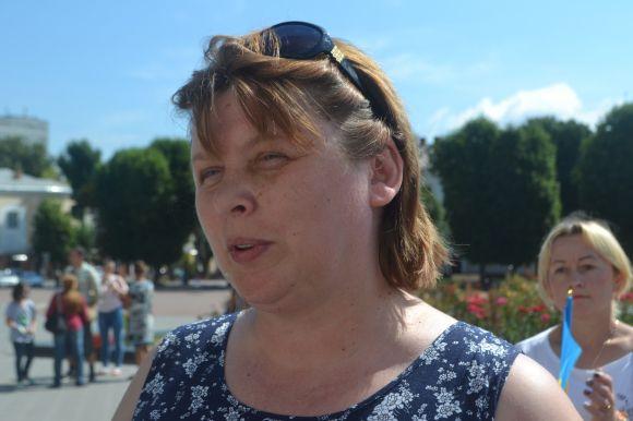 Мітинг під хмельницькою ОДА. Батьки та вчителі з Кам'янця просять не закривати 