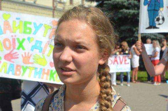 Мітинг під хмельницькою ОДА. Батьки та вчителі з Кам'янця просять не закривати 