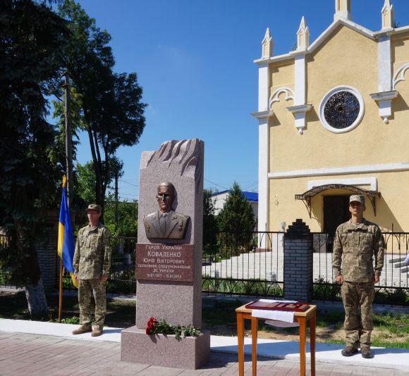 Новини Вінниці - фото з Пам’ятник спецназівцю Коваленку відкрили донька і побратими – У Бершаді вшанували Героя України Пам’ятник спецназівцю Коваленку відкрили донька і побратими – У Бершаді вшанували Героя України, фото №2 на сайті 20minut.ua