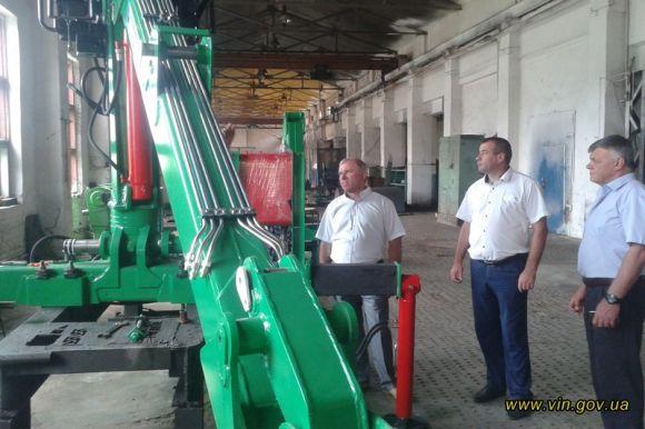 Новини Вінниці - фото з На Вінниччині завод розвиває виробництво сміттєвозів та кранів-маніпуляторів На Вінниччині завод розвиває виробництво сміттєвозів та кранів-маніпуляторів, фото №2 на сайті 20minut.ua
