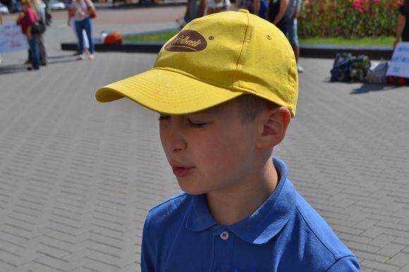 Мітинг під хмельницькою ОДА. Батьки та вчителі з Кам'янця просять не закривати 