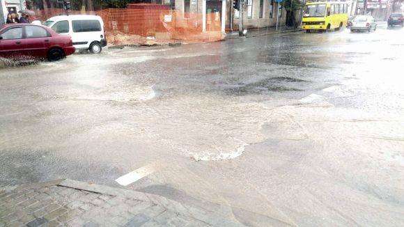 Новини Тернополя - фото з Фото дня: сильна злива затоплює дороги у Тернополі Фото дня: сильна злива затоплює дороги у Тернополі, фото №1 на сайті 20minut.ua