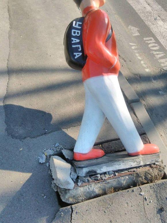 Новини Вінниці - фото з На Чехова похилилася фігура «помаранчевого хлопчика» На Чехова похилилася фігура «помаранчевого хлопчика», фото №2 на сайті 20minut.ua