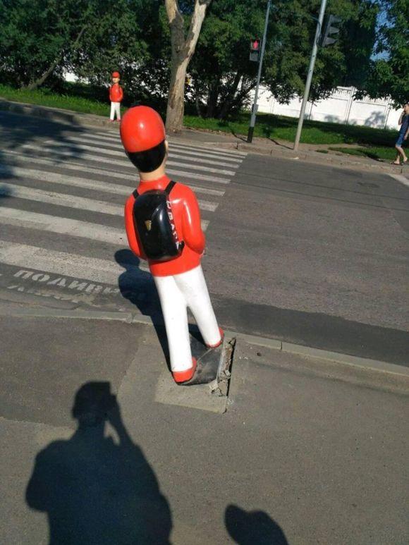 Новини Вінниці - фото з На Чехова похилилася фігура «помаранчевого хлопчика» На Чехова похилилася фігура «помаранчевого хлопчика», фото №1 на сайті 20minut.ua