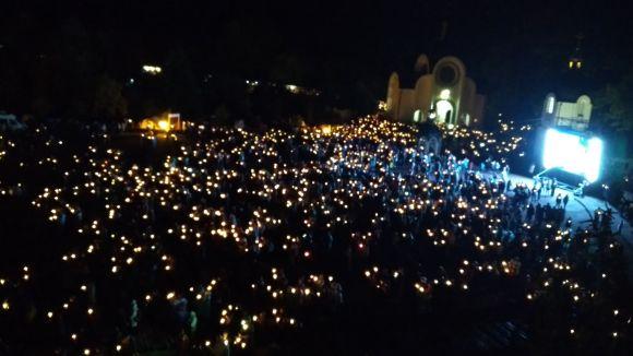 Десятки тисяч людей з свічками в руках молились у Зарваниці, фото №2 на сайті 20minut.ua