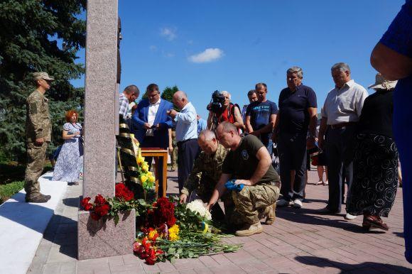 Новини Вінниці - фото з Пам’ятник спецназівцю Коваленку відкрили донька і побратими – У Бершаді вшанували Героя України Пам’ятник спецназівцю Коваленку відкрили донька і побратими – У Бершаді вшанували Героя України, фото №3 на сайті 20minut.ua