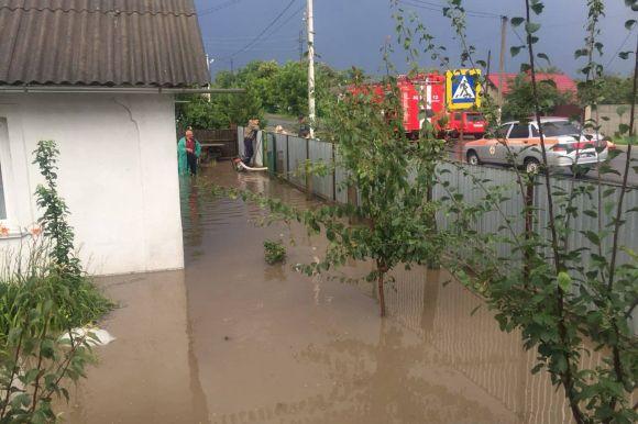 Новини Хмельницького - фото з Злива затопила двори у Дунаївцях. Воду відкачували рятувальники Злива затопила двори у Дунаївцях. Воду відкачували рятувальники, фото №1 на сайті vsim.ua