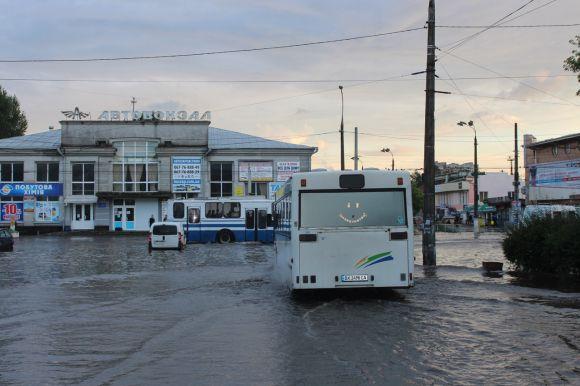 Новини Хмельницького - фото з Воду з вулиць відкачували до ранку. Як боролися з наслідками негоди у Хмельницькому Воду з вулиць відкачували до ранку. Як боролися з наслідками негоди у Хмельницькому, фото №2 на сайті vsim.ua