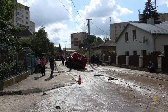 У Тернополі провалився пожежний автомобіль з рятувальниками, які їхали на виклик, фото №2 на сайті 20minut.ua
