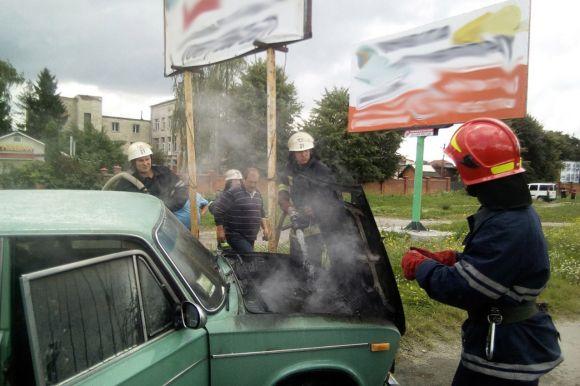 Пожежа у Шепетівці. "ВАЗ" загорівся просто посеред вулиці, фото №2 на сайті vsim.ua