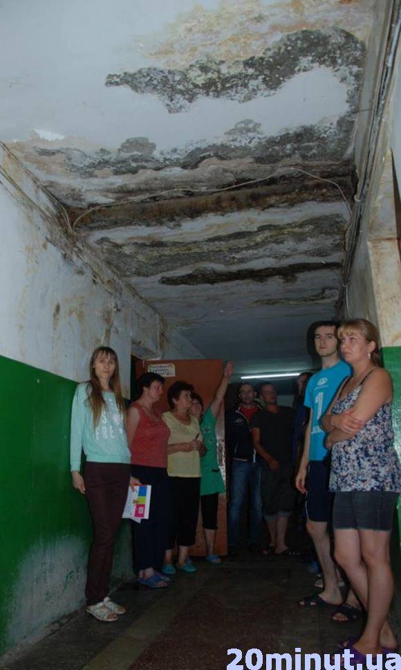 Новини Тернополя - фото з Грибок на стінах і коротке замикання через пробиті труби. Мешканці гуртожитку на Текстильній вимагають вирішення проблеми Грибок на стінах і коротке замикання через пробиті труби. Мешканці гуртожитку на Текстильній вимагають вирішення проблеми, фото №2 на сайті 20minut.ua
