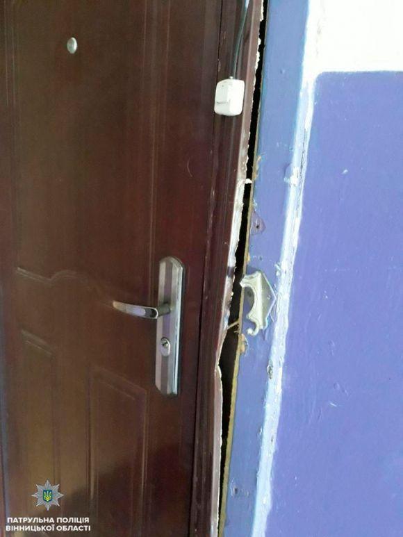 Новини Вінниці - фото з Вінничанин звісив ноги з балкону на п’ятому поверсі: як рятували самогубцю Вінничанин звісив ноги з балкону на п’ятому поверсі: як рятували самогубцю, фото №1 на сайті 20minut.ua