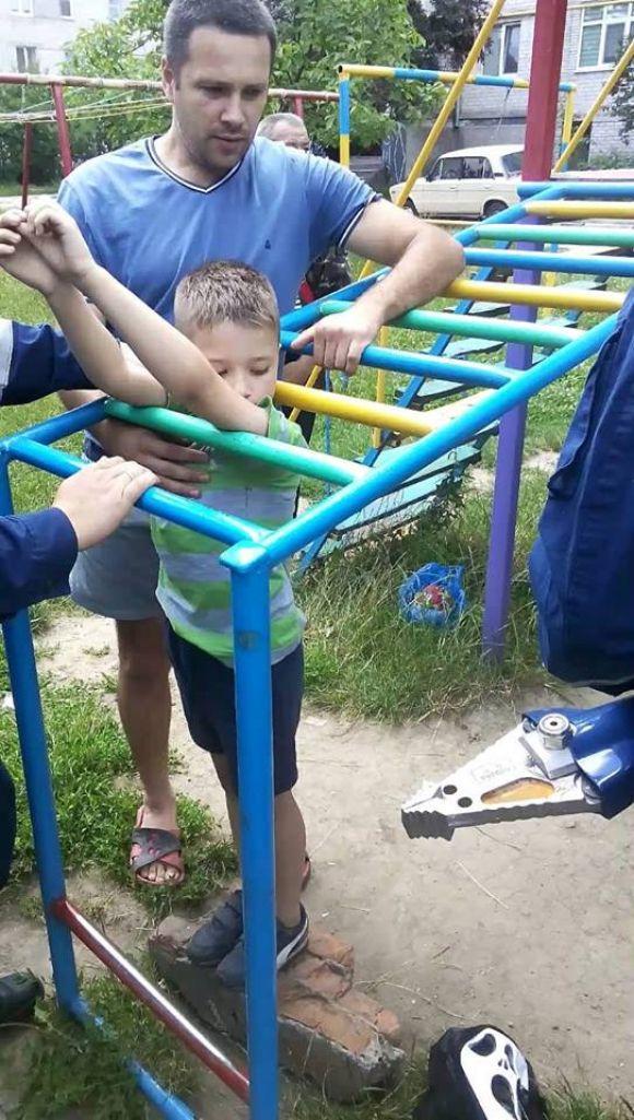 Семирічний хлопчик застряг між драбиною. Рятувальники визволяли з полону, фото №1 на сайті 20minut.ua