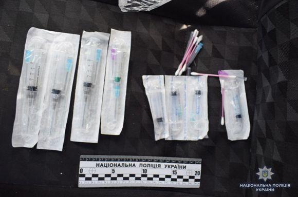 Новини Вінниці - фото з З іконою та шприцами на крадіжку: у Вінниці зловили гастролерів з Одеси З іконою та шприцами на крадіжку: у Вінниці зловили гастролерів з Одеси, фото №3 на сайті 20minut.ua