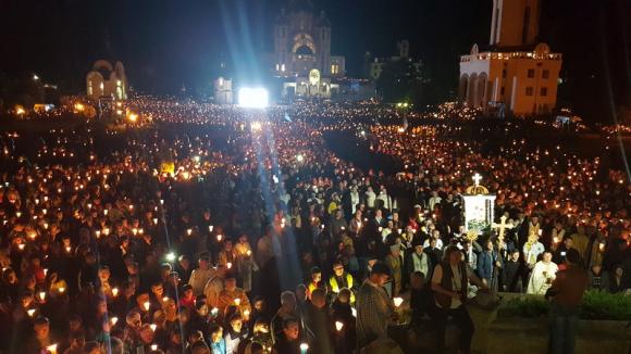 Новини Тернополя - фото з Нічна хода вірян до Зарваниці з висоти пташиного польоту. Вражаюче відео fd 4