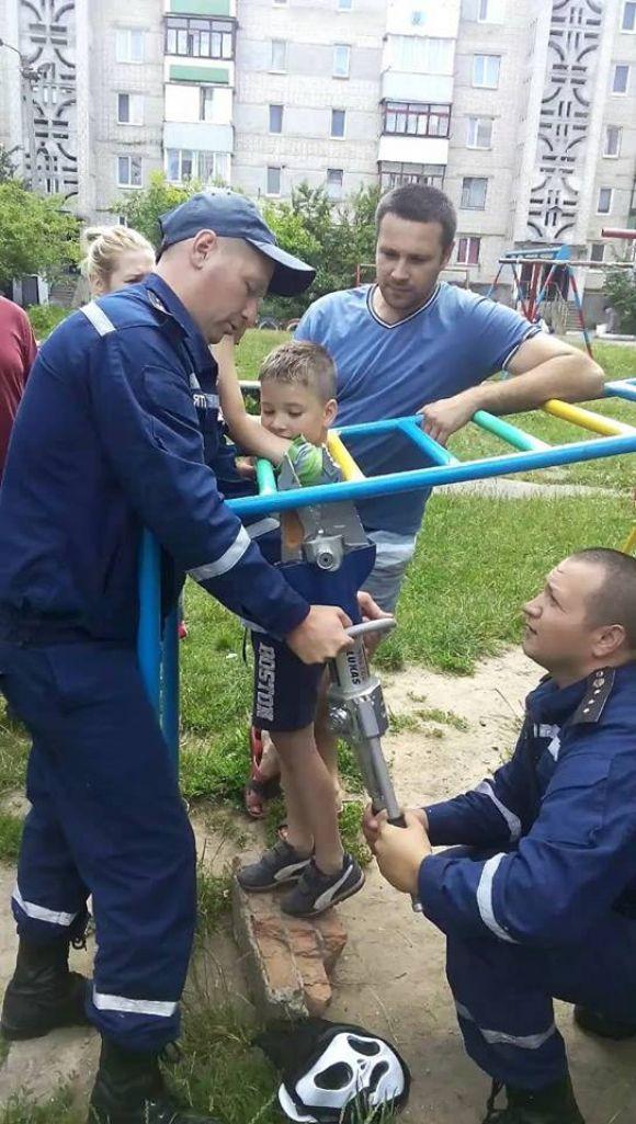Семирічний хлопчик застряг між драбиною. Рятувальники визволяли з полону, фото №2 на сайті 20minut.ua