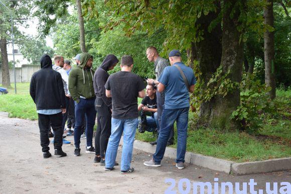 Новини Тернополя - фото з Десятки тітушок захищають будову в парку Нацвідродження (оновлено) Десятки тітушок захищають будову в парку Нацвідродження (оновлено), фото №2 на сайті 20minut.ua
