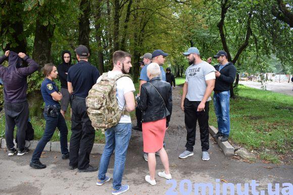 Новини Тернополя - фото з Десятки тітушок захищають будову в парку Нацвідродження (оновлено) Десятки тітушок захищають будову в парку Нацвідродження (оновлено), фото №1 на сайті 20minut.ua
