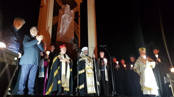 Новини Тернополя - фото з Нічна хода вірян до Зарваниці з висоти пташиного польоту. Вражаюче відео fd 9