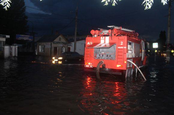 Новини Хмельницького - фото з Воду з вулиць відкачували до ранку. Як боролися з наслідками негоди у Хмельницькому Воду з вулиць відкачували до ранку. Як боролися з наслідками негоди у Хмельницькому, фото №1 на сайті vsim.ua