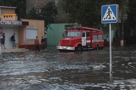 Новини Хмельницького - фото з Воду з вулиць відкачували до ранку. Як боролися з наслідками негоди у Хмельницькому Воду з вулиць відкачували до ранку. Як боролися з наслідками негоди у Хмельницькому, фото №4 на сайті vsim.ua