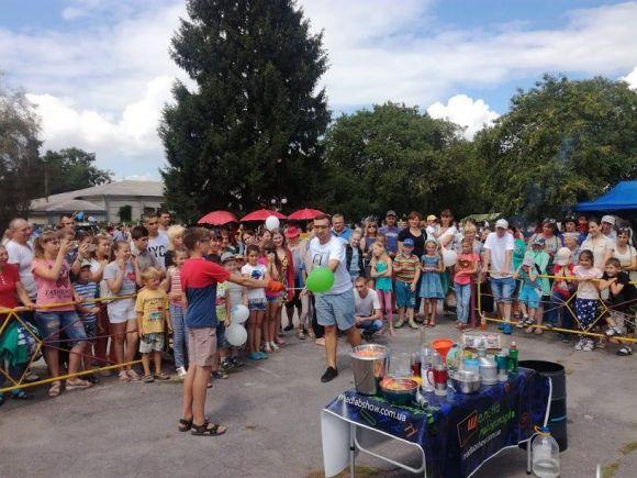 Центральна площа у неділю зібрала мешканців на забаву, фото №1 на сайті 20minut.ua
