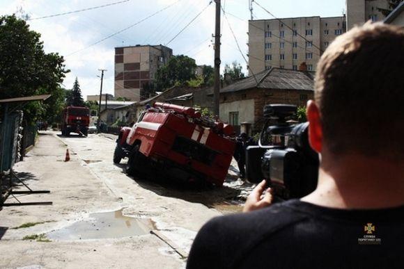 У Тернополі провалився пожежний автомобіль з рятувальниками, які їхали на виклик, фото №1 на сайті 20minut.ua