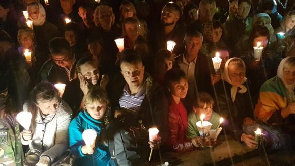 Новини Тернополя - фото з Нічна хода вірян до Зарваниці з висоти пташиного польоту. Вражаюче відео fd 1