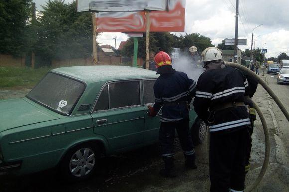 Пожежа у Шепетівці. "ВАЗ" загорівся просто посеред вулиці, фото №1 на сайті vsim.ua