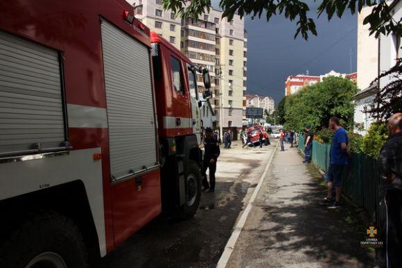 У Тернополі провалився пожежний автомобіль з рятувальниками, які їхали на виклик, фото №3 на сайті 20minut.ua