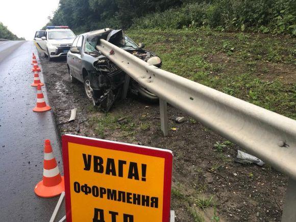 Машину проштрикнуло наскрізь, а на водієві лише подряпини. Кажуть – народився у сорочці, фото №1 на сайті 20minut.ua