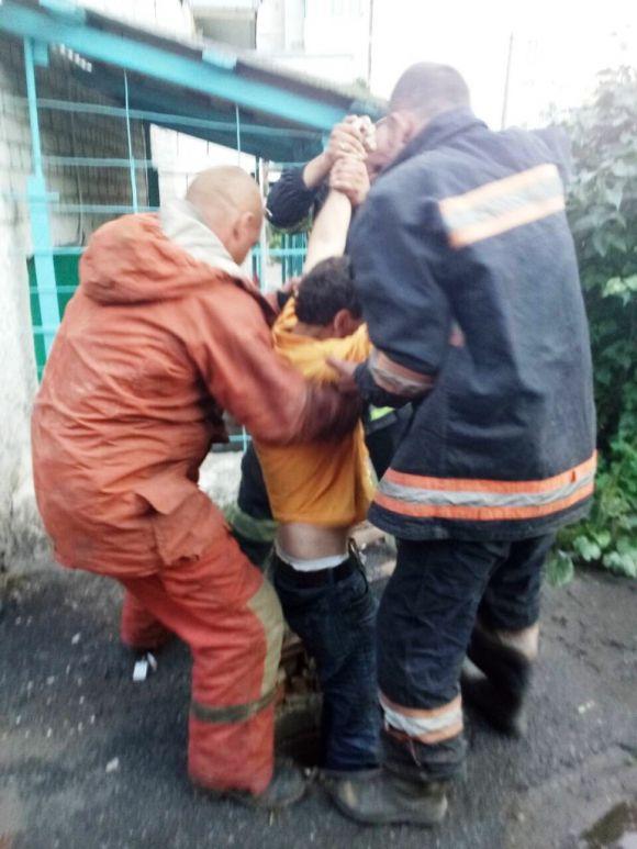 У Бердичеві в незакритий каналізаційний колодязь впав чоловік, фото №1 на сайті 20minut.ua
