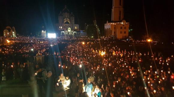 Новини Тернополя - фото з Нічна хода вірян до Зарваниці з висоти пташиного польоту. Вражаюче відео fd 3