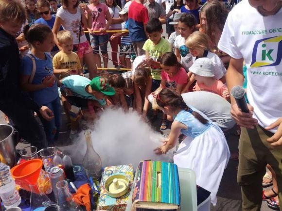 Центральна площа у неділю зібрала мешканців на забаву, фото №2 на сайті 20minut.ua