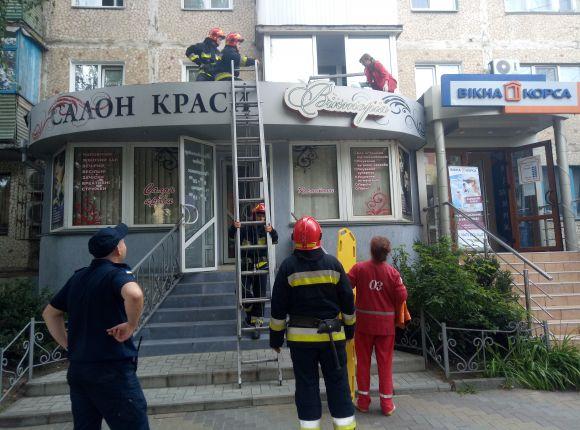 Новини Вінниці - фото з На Вишеньці з четвертого поверху на перукарню «Вікторія» випав вінничанин На Вишеньці з четвертого поверху на перукарню «Вікторія» випав вінничанин, фото №4 на сайті 20minut.ua