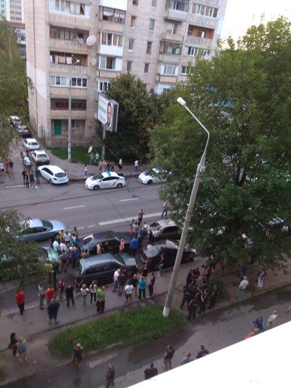 Новини Вінниці - фото з На Янгеля масова бійка. Є відео з місця подій (ОНОВЛЕНО) На Янгеля масова бійка. Є відео з місця подій (ОНОВЛЕНО), фото №1 на сайті 20minut.ua